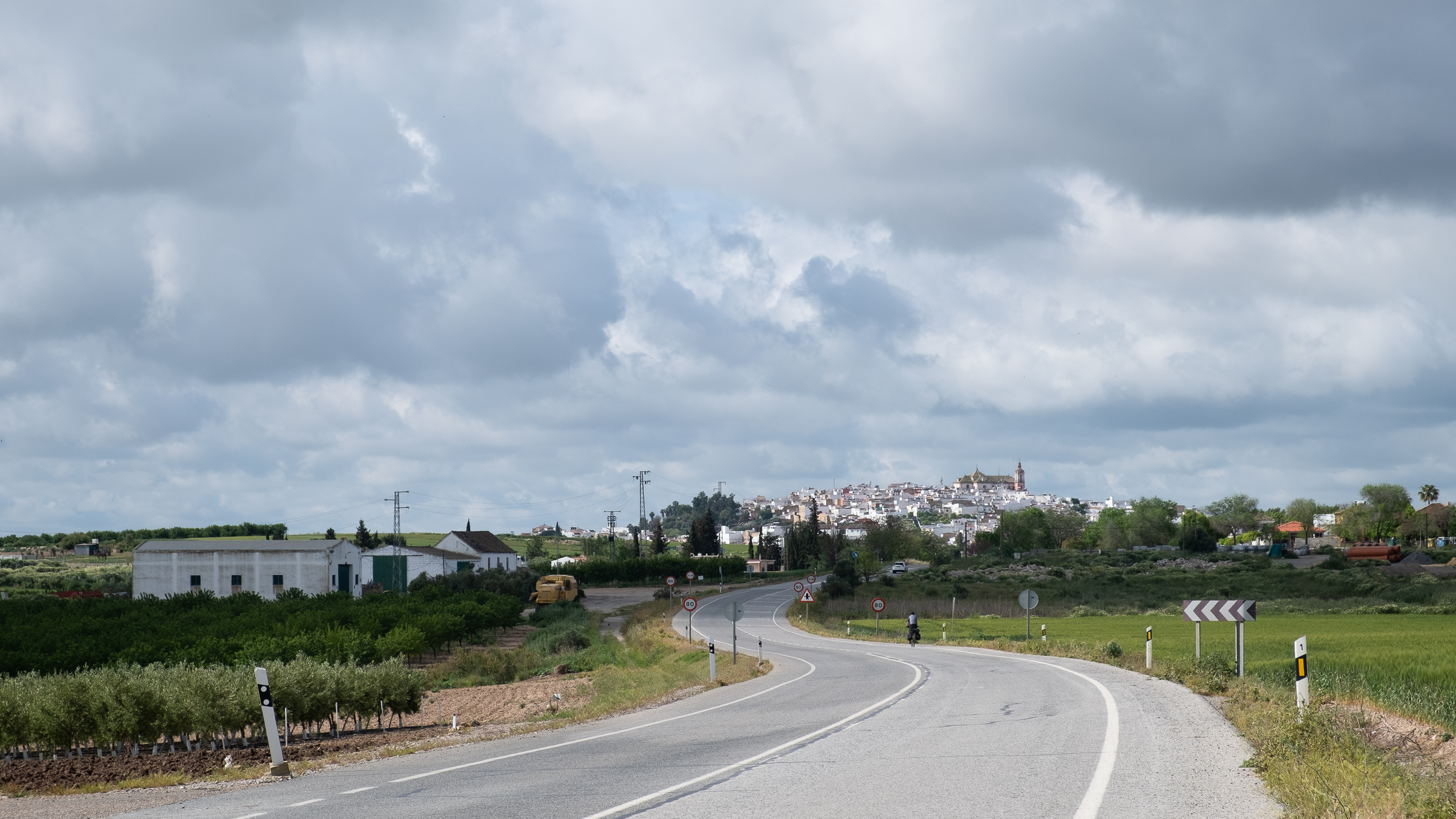 Auf dem Weg zu einem weißen andalusischen Dorf